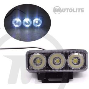 Luces de circulación diurna LED de alta potencia (DRL) Tipo de LED: LED SMD Color del LED: blanco (como muestran las imágenes)} Temperatura de color: 6000K ~ 7000K }Número de LED: 3  LED Potencia: 9W (3W/LED) Voltaje: 12V Material:Aluminio + plástico + lente PC Impermeable, a prueba de polvo, resistente a la intemperie, resistente a los golpes Tamaño del panel (L * W * H): 8.7 cm x 3.8 cm x 3.1 cm (Aprox.) Incluye base y tornillos para instalación El tipo de mini lámpara de circulación diurna de 3 LED es lo suficientemente pequeña como para poner en muchos camiones, para SUV, 4x4 detrás de la rejilla, ya sea vertical u horizontalmente. Las luces de circulación diurna mejoran la seguridad mientras se conduce. Permiten que su vehículo sea visto a distancias mucho más lejanas. Mejora en gran medida el tiempo de reacción de los vehículos que se aproximan