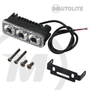 Luces de circulación diurna LED de alta potencia (DRL) Tipo de LED: LED SMD Color del LED: blanco (como muestran las imágenes)} Temperatura de color: 6000K ~ 7000K }Número de LED: 3  LED Potencia: 9W (3W/LED) Voltaje: 12V Material:Aluminio + plástico + lente PC Impermeable, a prueba de polvo, resistente a la intemperie, resistente a los golpes Tamaño del panel (L * W * H): 8.7 cm x 3.8 cm x 3.1 cm (Aprox.) Incluye base y tornillos para instalación El tipo de mini lámpara de circulación diurna de 3 LED es lo suficientemente pequeña como para poner en muchos camiones, para SUV, 4x4 detrás de la rejilla, ya sea vertical u horizontalmente. Las luces de circulación diurna mejoran la seguridad mientras se conduce. Permiten que su vehículo sea visto a distancias mucho más lejanas. Mejora en gran medida el tiempo de reacción de los vehículos que se aproximan